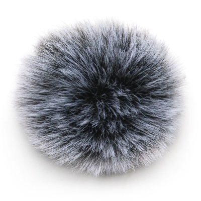 Pom pom redondo de pêlo sintético cinzento e preto sobre fundo branco