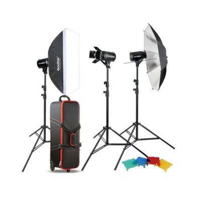 Conjunto de iluminação fotográfica com três luzes, softbox, guarda-chuva, mala preta e filtros coloridos.