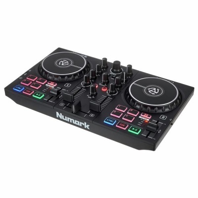 Controlador DJ Numark preto com botões coloridos e luzes LED