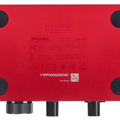 Parte inferior de interface de áudio Focusrite vermelha com conectores e texto gravado