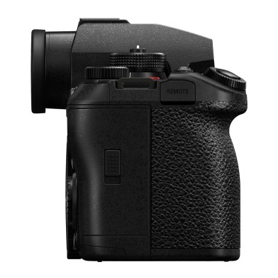 Câmara fotográfica digital preta vista de perfil