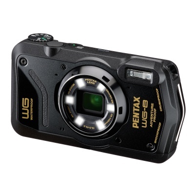 Câmara fotográfica compacta preta Pentax WG-8 com lente e texto distintivo em dourado.