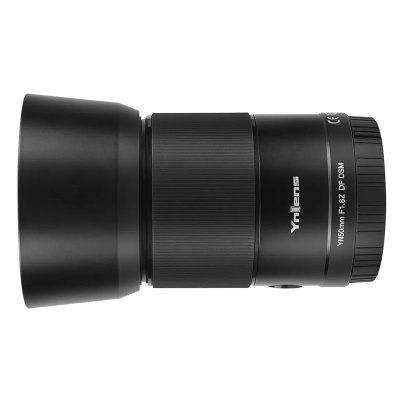 Objetiva fotográfica preta com parasol e texto branco