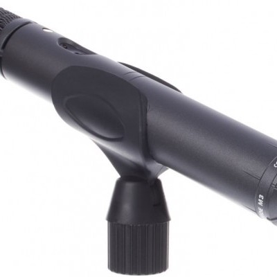 Microfone preto com suporte em fundo branco