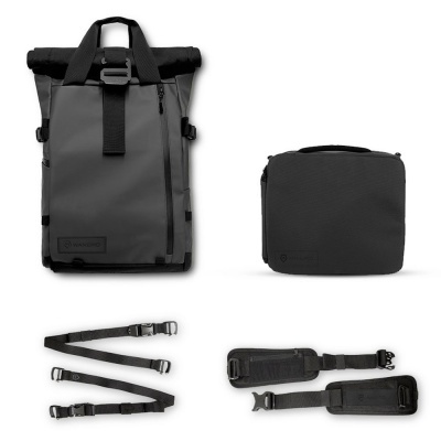 Mochila preta com fecho e acessórios