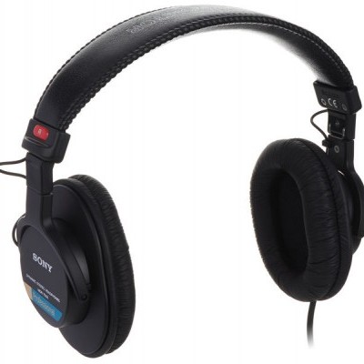 Headphones Sony MDR-ZX100 pretos com almofadas acolchoadas e arco ajustável em couro sintético