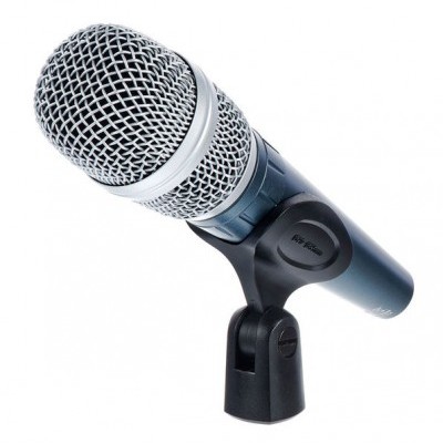 Microfone cinzento com grelha metálica e suporte preto