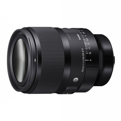 Lente fotográfica preta com marcações brancas e corpo metálico