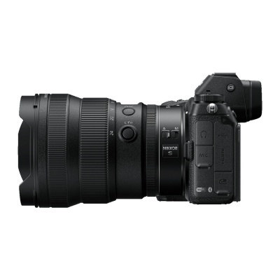 Câmara fotográfica preta com lente grande em fundo branco