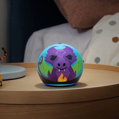 Coluna de som Bluetooth esférica com desenho de dragão roxo e verde numa mesa de madeira clara