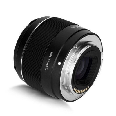Objetiva fotográfica preta com anel metálico prateado e inscrições brancas.