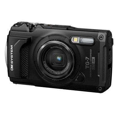 Câmara fotográfica digital preta OM SYSTEM com lente central e flash