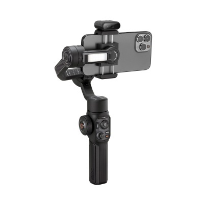 Gimbal preto com telemóvel e luz LED em fundo branco