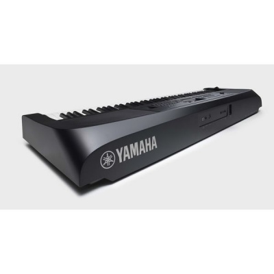 Teclado musical Yamaha preto com teclas brancas e pretas, logótipo Yamaha lateral