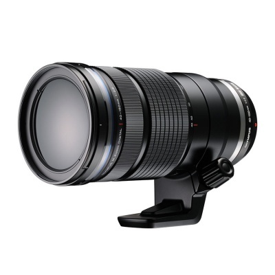 Objetiva fotográfica Olympus preta com detalhes prateados e anéis texturados