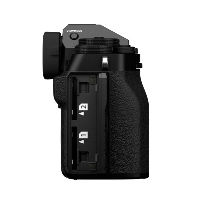 Câmara fotográfica preta vista de lado com ranhuras para cartão de memória