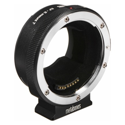 Anel adaptador Metabones EF-E mount T preto e prateado com contatos elétricos dourados