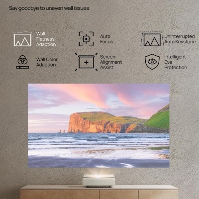 Projetor branco sobre mesa de madeira a projetar imagem de paisagem natural numa parede cinza com texto em inglês.