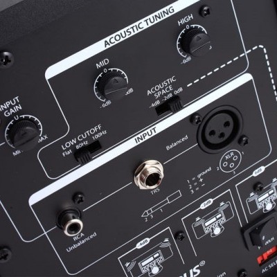 Painel de controlo de equipamento acústico preto com botões, chaves e conectores