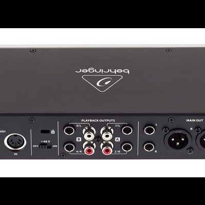 Interface de áudio Behringer U-PHORIA UMC404HD preta com diversas entradas e saídas numa superfície branca