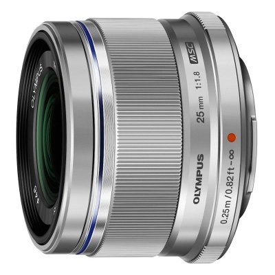 Objetiva fotográfica Olympus prateada com anel azul e texto