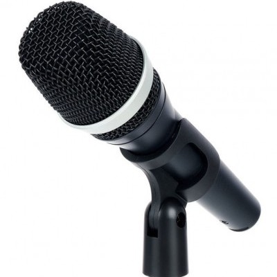 Microfone preto com suporte de mesa e grelha metálica