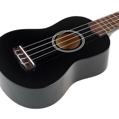Ukulele preto com cordas brancas e detalhes de madeira