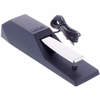 Pedal de expressão musical preto com superfície metálica prateada e cabo preto