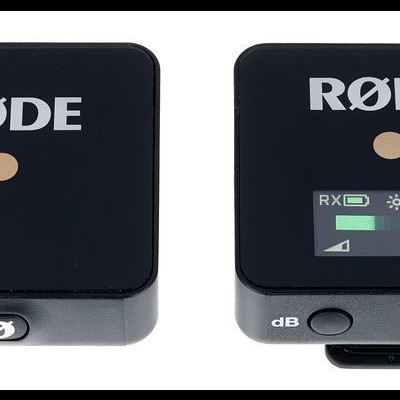 Dois transmissores RØDE pretos com ecrã digital e botões
