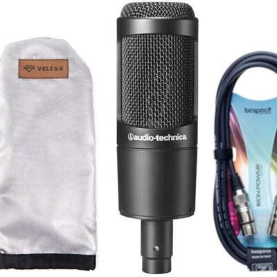 Microfone condensador preto Audio-Technica com capa protetora e cabo de áudio XLR