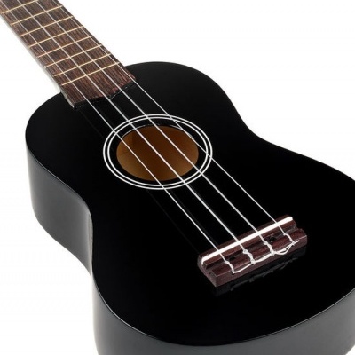 Ukulele preto com detalhes brancos e braço de madeira