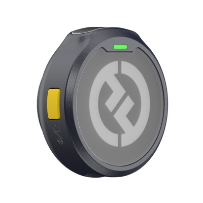 Dispositivo redondo cinza escuro com botão amarelo e indicação luminosa verde