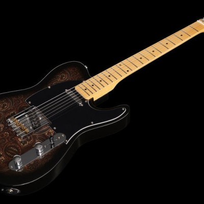 Guitarra elétrica preta com padrão gravado e braço claro