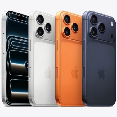 Quatro smartphones Apple em várias cores alinhados lado a lado
