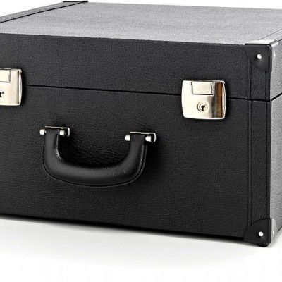 Mala preta com fechaduras metálicas e pega