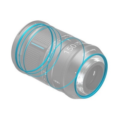 Objetiva fotográfica cinza escuro com marcações em azul e texto branco