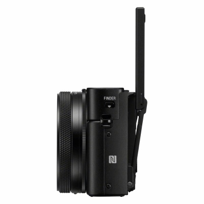 Câmara fotográfica preta compacta vista de lado com lente e visor dobrado