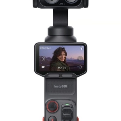 Câmara Insta360 negra com lente dupla Leica e ecrã digital