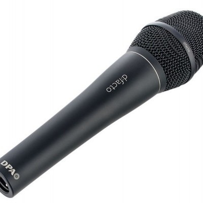Microfone preto DPA com cabeça de malha metálica e corpo cilíndrico liso
