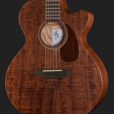 Guitarra acústica de madeira castanha com cordas e etiqueta H3 CUSTOM