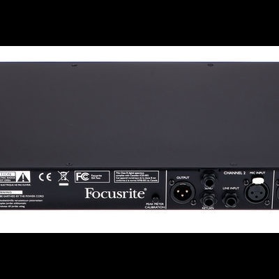 Equipamento de áudio Focusrite preto com várias entradas e botões na parte traseira