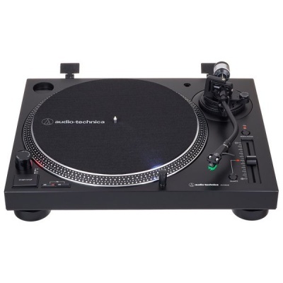 Gira-discos preto audio-technica com agulha e botões de controlo