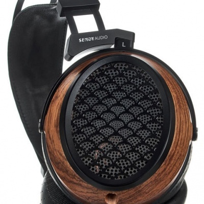 Auriculares com detalhes em madeira e almofadas pretas