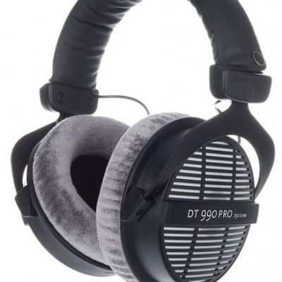 Auscultadores preto DT 990 PRO com almofadas cinza e estrutura acolchoada