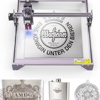 Máquina de gravação a laser com objetos metálicos gravados