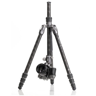 Tripé de fotografia em carbono com câmara preta montada no centro