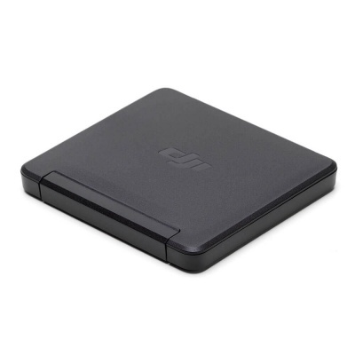 Estojo quadrado preto com logótipo DJI gravado na tampa