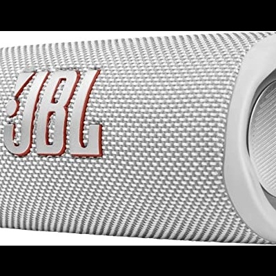 Coluna portátil JBL cinza claro com textura em malha e extremo branco arredondado