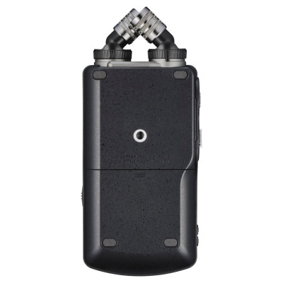 Dispositivo eletrónico portátil preto com conexões metálicas articuladas