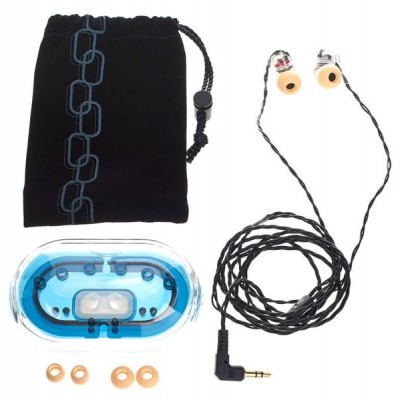 auscultadores intra-auriculares com cabo torcido, estojo azul transparente e saco preto com padrão de correntes